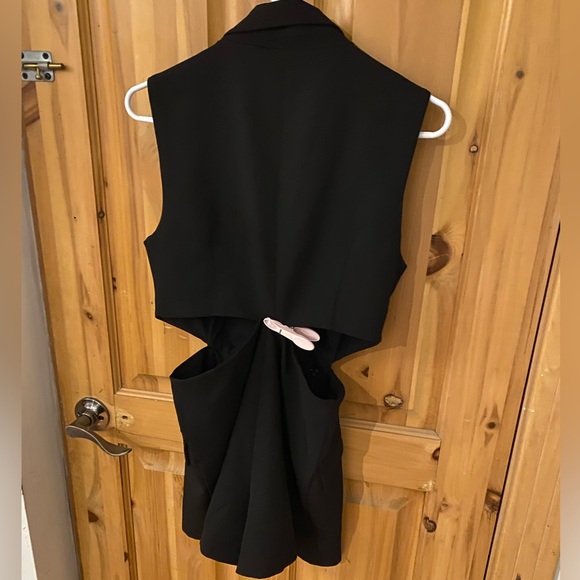 C’est un onepiece (il y a des shorts) avec dos ouvert dans le bas et décolleté - Picture 3 of 4